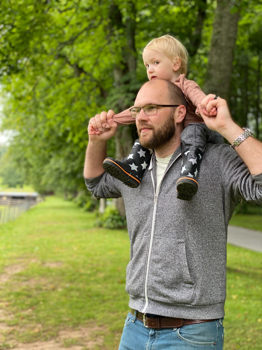 Ronnie of I-96 Home Buyers outdoors with his family